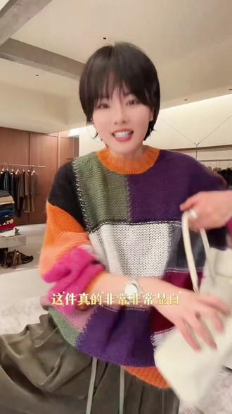 #冬季实穿型衣服分享 一眼就心动的彩虹方块毛衣,有种七彩糖果的感觉,元气十足,满满的少女心!软糯细腻的针织面料,上身亲肤舒适不扎人,单穿叠穿都好看,轻松拿捏秋冬氛围感,喜欢的姐妹闭眼入。#强烈推荐 #时尚毛衣 #高级穿搭 #慵懒风穿搭