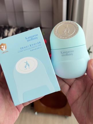 夏天户外活动给孩子准备好袋鼠妈妈蓝瓶小冰霜,积雪草精粹成分,一抹就化水,冰凉清爽,不粘腻,孩子也不抗拒#袋鼠妈妈小冰霜 #积雪草面霜 #袋鼠妈妈小冰霜面霜