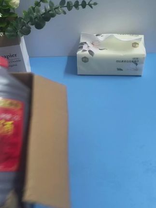 陶坛藏了整十年的花雕,打开就闻见温润的米香。 酒液琥珀色,入口不冲,只有绵柔的甘醇慢慢散开。 秋夜配蟹,或独酌暖身都刚好。这口时光酿的温柔,懂的人自然懂。#花雕酒 #绍兴黄酒 #十年陈 #调味品 #厨房好物