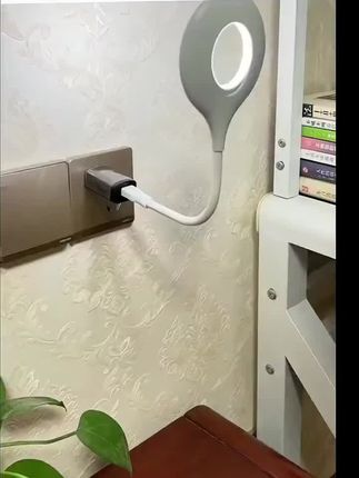 晚上怕黑又不想开灯太晃眼的,可以试试这个小夜灯。它是声控开关的,只需说话就能控制开关,而且还是护眼灯珠,光线柔和不刺眼,不管是放在床头还是书桌上都很合适。有了它,再也不用摸黑找开关了,关键是非常实惠,喜欢的朋友赶紧点击下方链接抢购买吧#实用好物 #美观实用 #小夜灯 #智能语音小夜灯