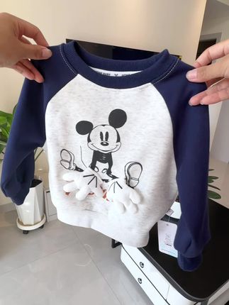 哇涩 这个价格没想到质感这么好,入秋实穿的小卫衣 赶紧给孩子安排上,立体的米奇实在太可爱了,上身简单又洋气,妥妥的小精灵。刷到的妈妈闭眼入,包满意哦。#高品质童装 #卫衣控 #入秋穿搭