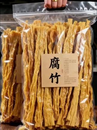 东北腐竹干 泡发后软韧有嚼劲,吸满汤汁超入味。凉拌时脆嫩爽口,炖菜时吸饱肉香,炒菜时豆香四溢,就连打火锅都是吸味神器。 高植物蛋白、低脂肪,老人孩子都爱吃,家常宴客都合适。一袋能做3-4道菜,实惠又下饭。现在把这口东北老豆香带回家,让简单的家常菜也能吃出小时候的味道!#腐竹干 #煲汤 #火锅 #凉拌菜 #吃了还想吃