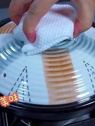 大家好,今天的分享一道蒜蓉鱿鱼粉丝煲的简单做法
