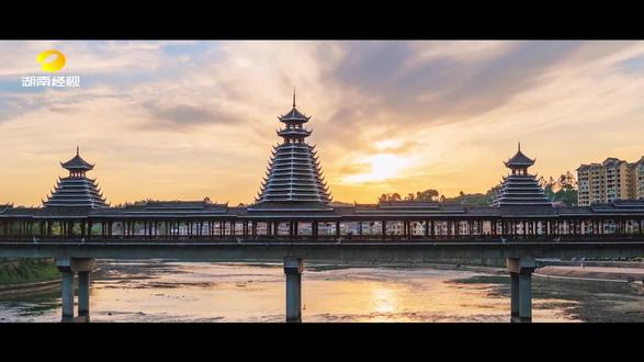 蹄印凿岁月,苔痕染春秋。
京昆驿道上,一步一千年。