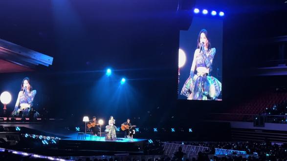 《爱呢》~#谁的DNA被唤醒了,今晚观众都是S、H,全场大合唱#陈嘉桦ella #艾拉主意#SHE #演唱会现场