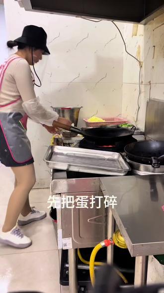 炸蛋是柳州螺蛳粉的“黄金搭档”,几乎每家粉店必配,是本地人和游客的心头好#炸蛋螺蛳粉 #柳州螺蛳粉 #邵东螺蛳粉 @DOU+小助手