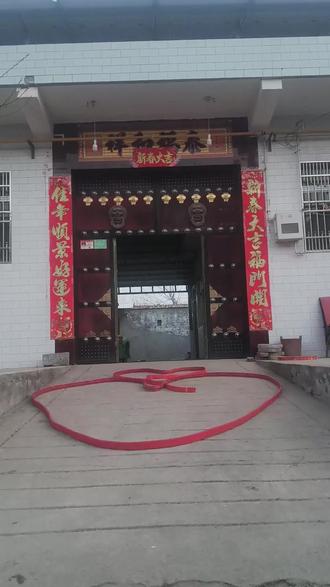 初五早晨放鞭炮,核心是破五、崩穷、迎财神🧨
一、破五(破除禁忌)
初五叫“破五”,放鞭炮象征破除过年期间的所有禁忌(如忌扫地、动针线、说不吉话),生活回归正轨,正式开工、开市。
二、崩穷送穷(最核心寓意)
• 老话:破五放鞭炮,穷气崩九霄
• 讲究从屋里往外放,把穷气、晦气、霉气、病气、小人统统“崩”出门,辞旧迎新。
• 满地红纸屑,象征红红火火、开门红。
三、迎财神(招财进宝)
民间说初五是财神生日/下界日。
• 清晨开门放炮,恭迎五路财神进门(东西南北中)。
• 商家开市必放,寓意生意兴隆、财源滚滚 。
四、马年额外寓意
今年马年,还有一马当先、破除万难、马到成功的好彩头。