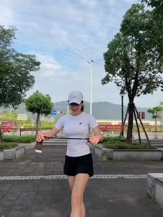 出门跑步一定要准备一个这样的运动腰包,把手机、水瓶还有纸巾全部装进这个腰包里,怎么跑都不会晃动。而且这个腰包采用的是高弹力的面料,不会勒腰,也不会感觉不舒服,不管是慢跑还是长跑都能轻松应对。喜欢的朋友赶紧点击下方链接下单吧!#运动穿搭 #运动必备 #户外运动 #跑步装备 #健身锻炼