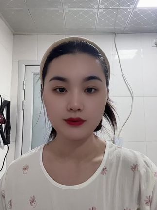 卸妆不到位,护肤全白费!姐妹们不要再用洗面奶卸妆了,脸上的彩妆根本就洗不干净,毛孔都容易堵塞了。肌肤养妍五重氨基酸卸妆膏真的很好用,它是这种土豆泥一样的质地,一抹化油,可以快速溶解彩妆,轻轻揉搓就能卸得很干净,不辣眼睛,卸完清清爽爽的,很舒服。#自用好物推荐 #强烈推荐
