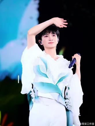 又双为周深做应援花啦~
超详细的流水账式vlog 哈哈
#周深 #周深香港##明星应援 #花店日常 #深深的
花店日常 # 香港花篮# 应援# 每天都有值得记录的瞬间# vlog# 流水账记录# 花艺装置