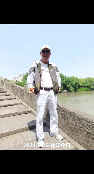 #帅老头潇洒走人生 #走遍江湖看世界 #叔行天下 #潇洒哥到此一游 ,京杭大运河桥头留影!