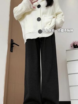 谁能拒绝一条软糯糯的加绒糯米裤呢!真的好适合秋冬啊#加绒糯米裤#一条可以过冬的裤子 #保暖又显瘦#梨形身材穿搭#秋冬穿搭