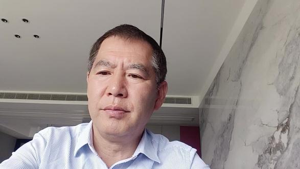 杀神哥,中指哥,狂笑姐,这几个走火的网络热点集中反映出当下社会,校园,网络环境几个客观的现实问题
一,部长青少年情绪管理严重缺失,抗压能力薄弱
二,短视频放大极端个性,浮躁戾气被网络助长
三,大学生日常管理,家校沟通存在漏洞
四,网络碎片化舆论容易放大个体负面案例
五,规则敬畏感淡化