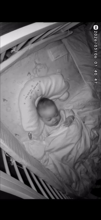 半夜为了奶斗智斗勇的7月龄小宝~