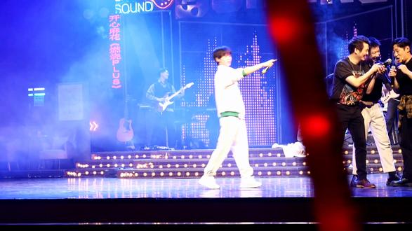 《燃烧PLUS》西安午场返场时一些#同峰 可爱小碎片#舞台 #左凌峰 #刘同 两个开心时都爱吐舌头的可爱鬼