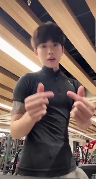 어우 신선해,,,
가만히 걷는 것만 봐도 좋으네,,,? ㅎㅎ
喂喂,看前面啦~要摔啦!
#구이보♡#顾一博♡