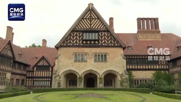 一份决定战后世界格局的重磅文件诞生——《波茨坦公告》 1945年7月26日,一份决定战后世界格局的重磅文件在德国波茨坦诞生——《波茨坦公告》。它敲响了日本军国主义的丧钟,也画下了战后秩序的蓝图。80年过去,当我们重返历史现场,翻开尘封档案,探访当事国家,发现这份公告远非故纸堆,它的回响至今振聋发聩。
中央广播电视台记者康玉斌站在德国波茨坦的采西林霍夫宫前。1945年那个硝烟未散的夏天,决定战后世界走向的波茨坦会议就在这里上演。
波茨坦采西林霍夫宫负责人马蒂亚斯·西米希:《波茨坦公告》中提到了《开罗宣言》,这是公告的第八条。《开罗宣言》于1943年发布,其中提到日本须归还其在二战前或二战期间占领的所有领土,例如台湾应归还中国,日本代表在投降书中也接受了这些宣言。所以在我看来,这是具有约束力的。
来源:CMG国际时讯