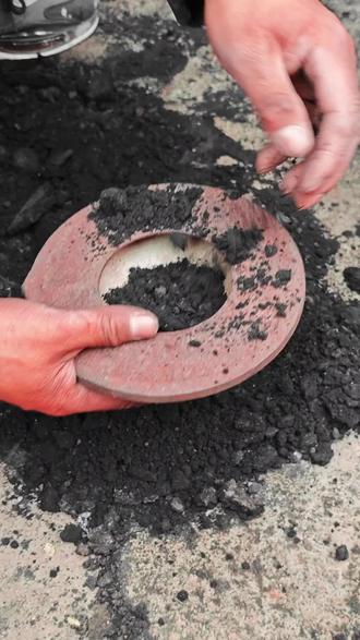 #铝锅模具 如何通过使用水壶模具去制作一个铝制品的水壶,水壶模具 传统 #铸造模具 使用南京红沙,和传统的钢模砂芯去辅助完成一个水壶的制作,当然我们也可以定做其他形状的水壶成品,这些模具已经是很老的手艺现在工艺的水壶都要比这个好看很多当然很多的工艺都是用铝板去拉伸制作成的水壶, #水壶模具 如何使用水壶模具,如何利用水壶模具倒水壶。铝水壶。烧水是非常方便的,而且结实耐用,但是美观上已经无法和现在的工艺媲美了,大家如果有不懂的,可以看一下水壶模具是怎么样使用的,尤其是新手在铸造水壶模具,或者使用水壶模具上,需要注意哪些问题。