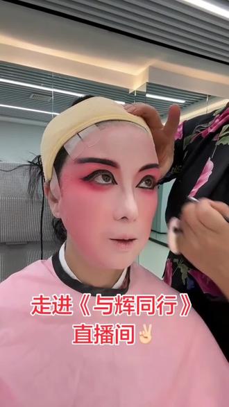 刚直播完的宇辉特意出来向现场朋友们解释还有采访无法合影