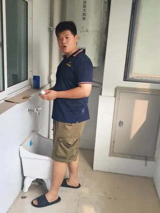 它里面一共有六枚,出门前只需点燃一枚,烟雾自动覆盖全屋,沙发缝、下水道、窗帘褶皱等难以到达的角落缝隙,害虫据点一网打尽#害虫防治 #杀虫剂 #杀虫妙招 #杀虫烟雾剂