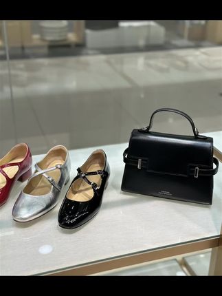 她站在那里 不声不响却自带磁场#一家鞋包店 #宝藏鞋子