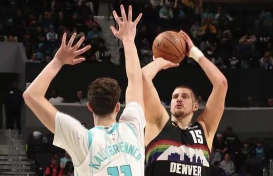 北京时间12月8日,NBA常规赛,掘金客场115-106击败黄蜂。约基奇继续带来全面的赛场贡献,投篮16中11,三分8中4,罚球3中2得到28分9篮板11助攻,在最后时刻连得5分帮助掘金拉开分差,拒绝黄蜂爆冷取得3连胜。#掘金vs黄蜂 #掘金胜黄蜂 #掘金 #黄蜂 #约基奇