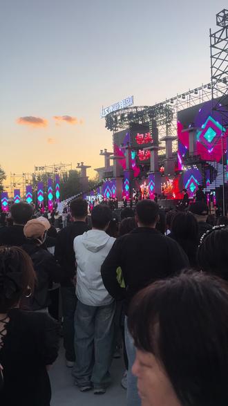 郭聪明包头免费演唱会 彩排人好多 没看见郭聪明 30 号去看看斩虍 哈哈哈