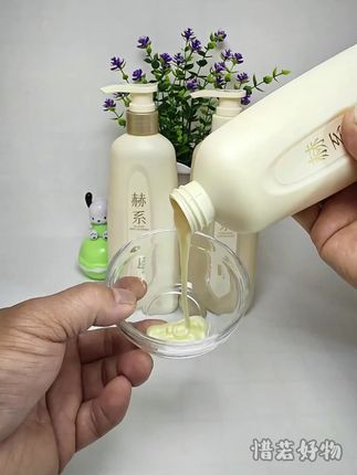 洗发水,我推荐这款赫系轻盈控油去屑洗发水,它不仅去屑,还能控油养发#赫系轻盈洗发 #赫系轻盈洗发水 #赫系补锌控油洗发水 #赫系洗头水