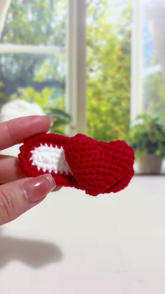 钩织新年氛围满满的集体爱心发夹视频教程
用线@雪妃尔毛线 萌娃娃2号
色号02白色32罗马红
钩针2.0
感谢图解@Moyam
#抖音创作季 #手工编织零基础教学 #手作diy #发夹 #做手工我是认真的