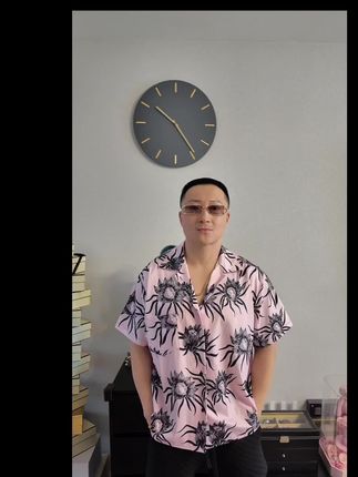 手链赛道文案素材 - 中登穿搭 今日日常粉黑色衬衫搭配黑色短裤,佩戴玫瑰金色窄边近视眼镜,古铜项链手链!健身时穿搭驼色紧身背心配黑色短裤,戴橙色近视大框眼镜和橙色耳机#中式圆寸#中式硬汉风#拳击格斗健身#大叔另类穿搭 - 汤大拳作品