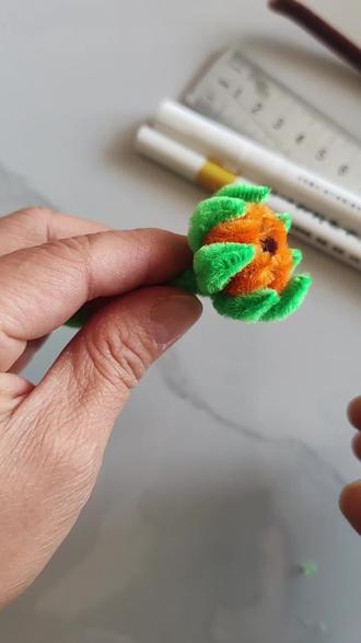 #扭扭棒手工花朵 #创作者中心 #创作灵感 #手作diy #手工教程 不用打胶的向日葵花苞扭扭棒教程