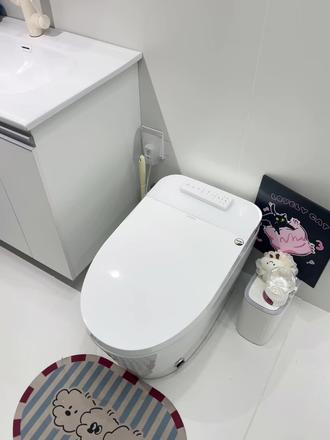 可以永远相信董宇辉!!抄对作业不踩坑听劝董宇辉!轻智能马桶抄作业零踩坑💯永远可以相信董宇辉的消费建议!
去年装修选马桶,线上线下扒遍款式,在智能款和轻智能款之间纠结到抓狂😣看完他的讲解直接顿悟——不需要清洗烘干功能,轻智能马桶就够了!核心功能全拿捏,价格还划算,性价比直接封神✨
入手后越用越香!釉面1280度高温烧制清洁超省心,抹布一擦就干净,再也不用担心挂污开裂;内置水箱➕增压泵,这款无水压限制,我家老小区,用水高峰冲力依旧在线,脏污一次冲净超利落。
-
整理6个硬核选购技巧,装修党直接抄📝
✏️不选无水箱➡️选有水箱+增压泵(冲力稳定,高层无压力)
✏️不选红外脚感➡️选脚踢感应 (精准灵敏,误触率低)
✏️不选停电断冲款➡️选带备用电池款(应急无忧,告别尴尬)
✏️不选感应距离固定➡️选感应距离可调节(路过不翻盖,靠近才开盖)
✏️不选直冲式➡️选虹吸式(静音防反味,深夜用不扰人)
✏️不选不包泡沫盾耗材➡️选送终身泡沫盾(省钱省心,防溅隔臭双在线)
✏️不选冲水再合盖➡️选合盖再冲水(隔绝细菌,卫生加倍)
🥳按这个标准挑,不踩雷,全家老少用着都舒心! #轻智能马桶 #智能家居 #卫浴装修#浴室机密 #智能马桶