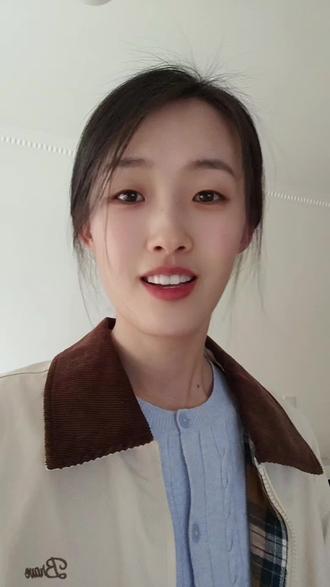 都2026年了,我才开始看创造101,好看!
#英语口语 #综艺 #女团 #王一博 #青春
你知道吗,今天是周日,
我在好好享受我的周末,看一部我超爱的综艺,叫《创造101》。
其实呢,现在都已经2026年了,
我却才开始看这部2019年的节目。
我真的觉得这节目太好看了。
我一开始主要是为了王一博才看的,因为我最近真的特别喜欢他。
其实节目刚播出的时候,我也很喜欢杨超越。
那时候我没怎么看正片,但光是看一些片段,就觉得她又有趣又聪明。
你知道吗,我昨天看了两集,整部综艺充满了青春和活力。
所有的女孩子都漂亮、迷人、元气满满,像小太阳一样。
所有的导师都很温柔,也很专业。
作为最年轻、最帅气的导师,
王一博和女生们之间的氛围/化学反应特别迷人,而且他业务能力也超强。
所以你看,一切都那么美好,
这部节目给我最近有点平淡的生活带来了好多能量,我真的太爱了!
拜拜~