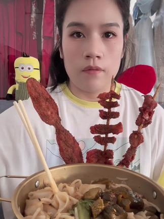 #视频创作者中心 #vlog日常 #我是美食创作者 炒凉皮+炸肉串🍖简简单单又是一餐