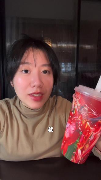 救命!过期糖突然攻击我…CP联名新品测评! #瑞幸新品 #雪酪红茶 #一大口草莓果茶 #美食测评 #咖啡测评