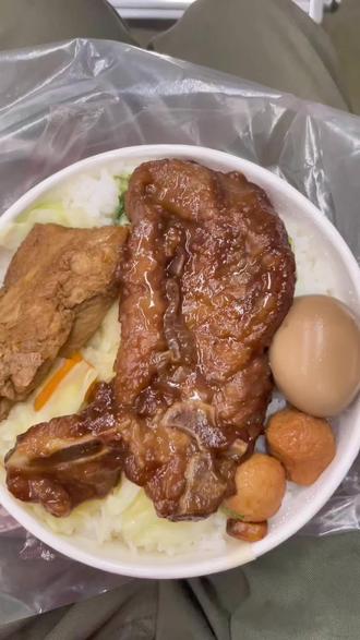 #大陆人在台湾 #台湾美食 #vlog日常 #台铁便当 #火车 台湾火车的灵魂:没吃过这个便当等于白做了😛点了一份排骨便当,带去火车上吃,配菜有贡丸、油豆腐、卤蛋、高丽菜、青菜,很有仪式感吧😋