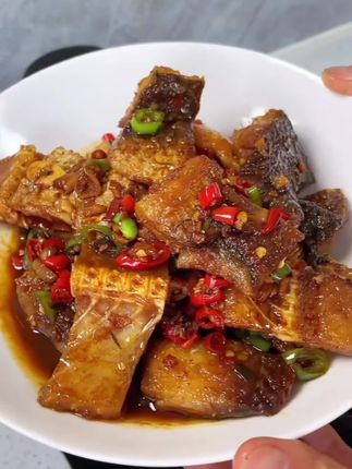 阳干草鱼块,晒得半干半湿、不咸不淡,肉质紧实,咸香有嚼劲 、下九又下饭#太香了 #风干鱼 #阳干鱼 #湖北特产 #老人小孩都爱吃