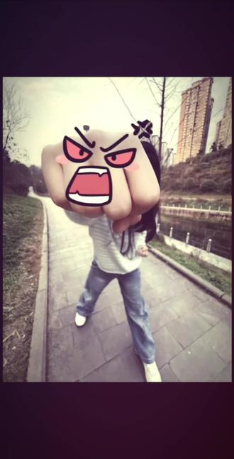 一拳打爆这个世界。#广角拍照#一拳打爆这个世界