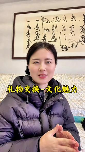 看相宜在澳洲交换礼物,瞬间被戳中!中国的文昌塔,澳洲的圣诞红,两种文化,一个心愿:愿每个孩子都能步步高升,茁壮成长。美好的祝福,从来都是相通的。❤️ #文化共鸣 #中国文化博大精深 #相宜 #澳洲溯源 #中国文化 @抖音小助手 @抖音创作小助手