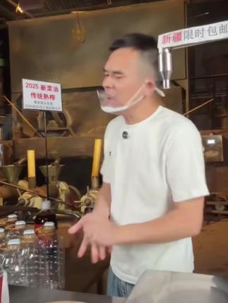 乡镇老油坊小榨菜籽油,非转基因油菜籽炒香炒熟再物理压榨出来的菜籽油用它炒菜增香提色味道巴适。收货先炒菜试吃对比,满意再留,不满意包退#菜籽油#熟榨菜籽油#小榨菜籽油#四川菜籽油
