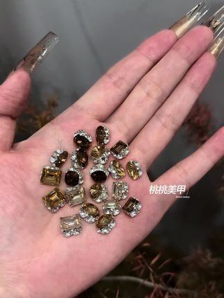 啊啊啊啊啊太美啦! 我们秋冬琥珀流金系列太美啦!成品美甲饰品钻球成品堆钻球,10个款式混!超美哒~#我的美甲不可能不贴钻 #成品钻球 #秋天第一款美甲