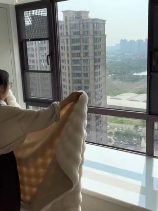 家里有个大大的飘窗,怎么能少了这样一款兔毛绒飘窗垫呢?它采用的是兔毛绒面料,摸起来就像小兔子一样软乎乎的,而且它的厚度也是刚刚好的,既不会太薄,也不会过于厚重,有了它之后,我每天都会窝在这个飘窗里,看看书,追追剧,真的是太舒服了。#飘窗垫 #兔毛绒飘窗垫 #居家好物 #飘窗 #实用好物