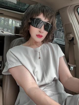 夏天出门不想化妆,就戴这副墨镜吧!它不仅可以凹造型,还可以遮住刺眼的大太阳。戴上后瞬间变成氛围感美女,而且它的镜腿很轻盈,不会压耳朵,无论是方圆脸还是长型脸都能驾驭。这个夏天一定要买一副这样的猫眼墨镜,让你成为朋友圈里的焦点人