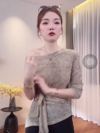 #上衣 #T恤 #T恤穿搭 #不规则上衣 #不规则上衣女