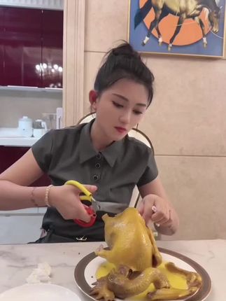 姐妹们 这个盐焗鸡都卖几年啦 是真的很好吃,非常有嚼劲入味哦 吃过的都可以去回购2只啦#盐焗鸡 #美食 #好吃到停不下来 #强烈推荐 #盐焗鸡