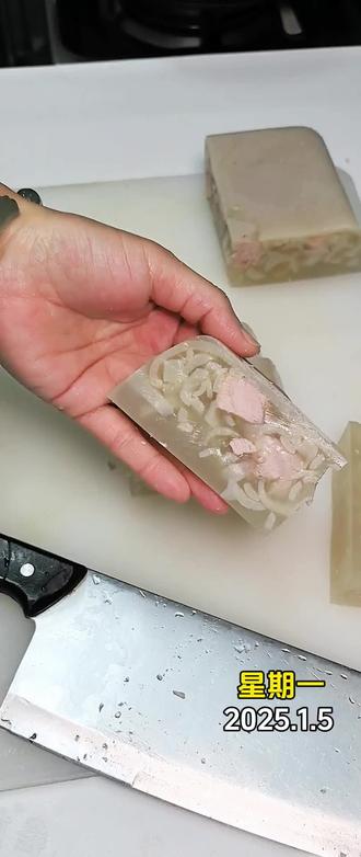 给大家分享一个猪皮冻教程,Q弹爽滑零失败,年夜饭菜单里的凉菜,快动手做起来吧。吃不完冷冻保存,吃的时候再次煮化在凝固。#真实生活分享官