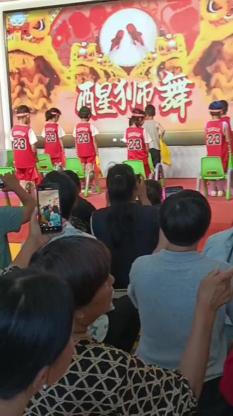 看儿子六一儿童节表演!我儿子排到了最后。狼尾发型是我儿子!😊表演的非常棒👍🏻