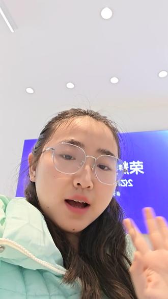 户外智能通话增强功能最适合荣耀畅玩70 Plus,完美契合其大音量、抗摔防水的产品定位。
功能设计方案
核心功能:一键切换至户外通讯模式,智能优化通话体验。
技术实现:
-硬件基础:利用立体声双扬声器和400%大音量模式。
智能算法:结合AI环境噪音识别与视频通话降噪技术。
具体功能点:
音量智能放大:自动检测环境噪音强度,将通话音量提升至常规模式的2-4倍。降噪优化:通过双麦克风阵列过滤背景噪音,突出人声清晰度。
信号增强:优化天线接收算法,提升户外弱信号区域通话稳定性。
湿手操作:配合IP65防水和湿手触控算法,雨天也能正常接听。
建筑工地:在嘈杂施工环境中清晰通话,无需寻找安静角落。
户外运动:跑步、登山时通话不中断,大音量确保听得清楚。
雨天出行:雨水天气下正常使用,湿手也能操作触屏。
户外工作:快递员、外卖员等户外从业者的日常通讯保障。
硬件支持:完全基于现有立体声双扬声器、大音量模式和防水设计。用户需求:精准解决户外工作者和运动爱好者的通话痛点。
差异化优势:千元机市场独有的智能户外通讯解决方案。