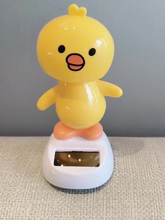 “摇头晃脑的小黄鸭,恰似杨万里笔下的‘儿童急走追黄蝶’,为桌面增添无限生机。🌞✨ #桌面好物 #治愈系小物件”