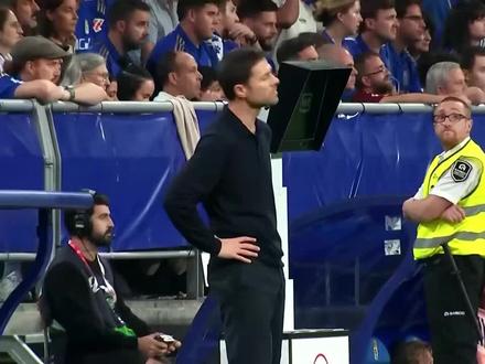 ✈️✈️时间不多了!皇马主场1比2遭遇曼城逆转,#阿隆索 已走到下课边缘,赛后与瓜迪奥拉简单拥抱后直接离开球场!#皇马 #曼城